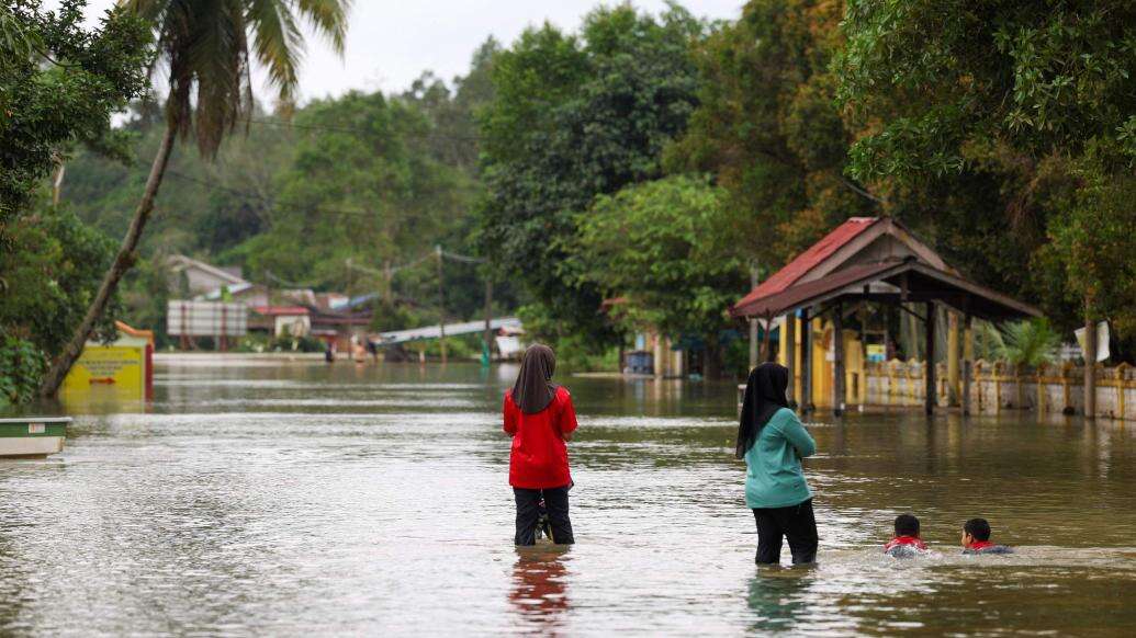 马来西亚五个州被洪水袭击，数万人被迫撤离