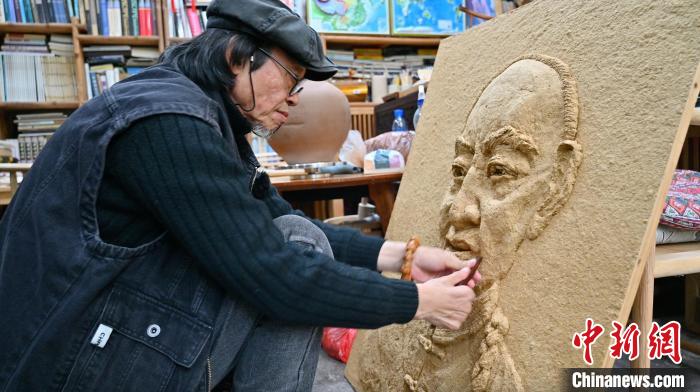 古法玩出新意 纸浆雕塑家让古法造纸技艺“新生”