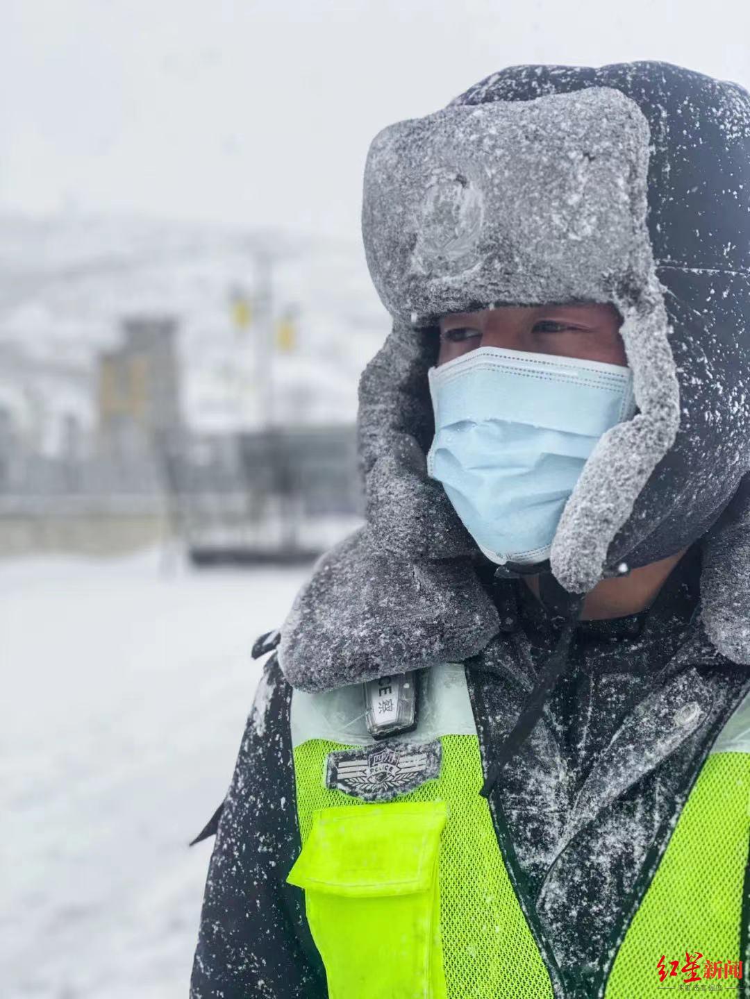 感动全网的“冰墩墩”辅警又救人了！