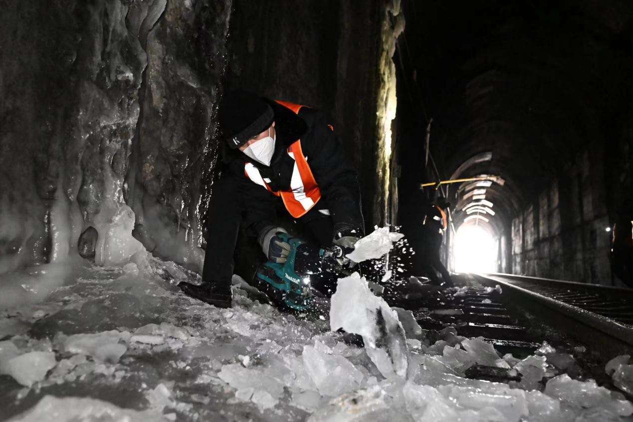 零下20℃隧道“打冰人”：一条线、一把镐、三代人