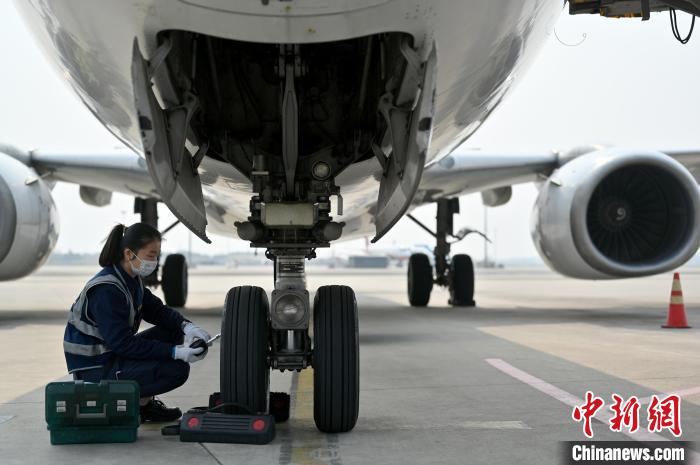 广西“95后飞机女医生”：爱上“排障”护航飞行