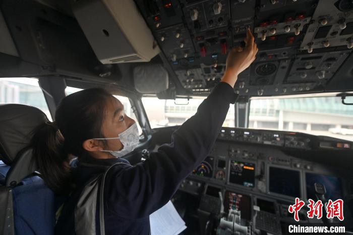 广西“95后飞机女医生”：爱上“排障”护航飞行