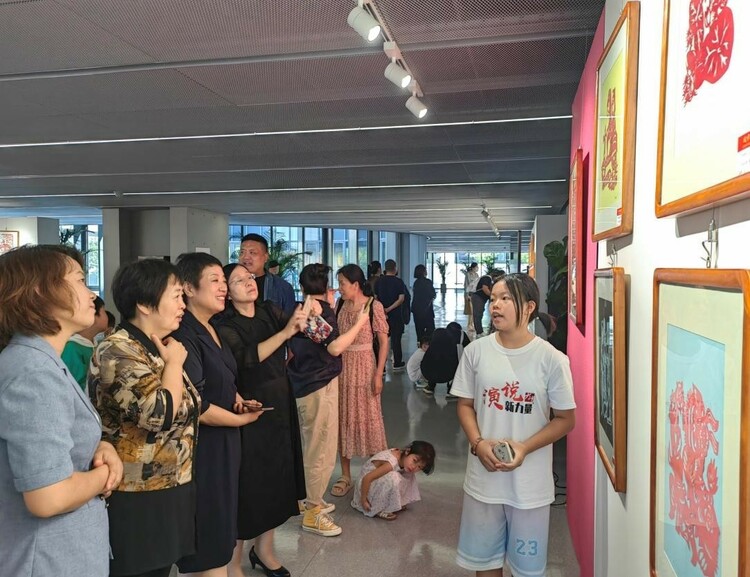 “城市的畅想——石家庄市青少年剪纸展”在石家庄城市馆开幕