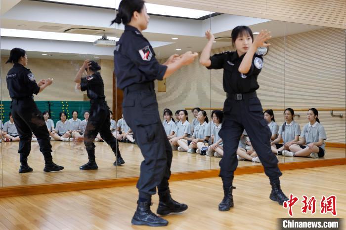 上海：特警女教官、反诈民警联合进校园 筑牢校园安全