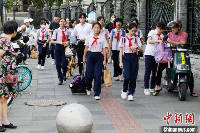 上海：特警女教官、反诈民警联合进校园 筑牢校园安全