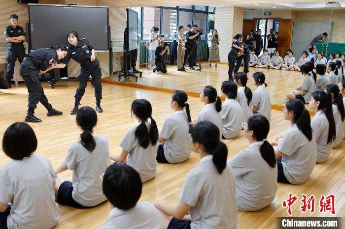 上海：特警女教官、反诈民警联合进校园 筑牢校园安全