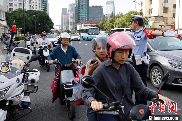 上海：特警女教官、反诈民警联合进校园 筑牢校园安全