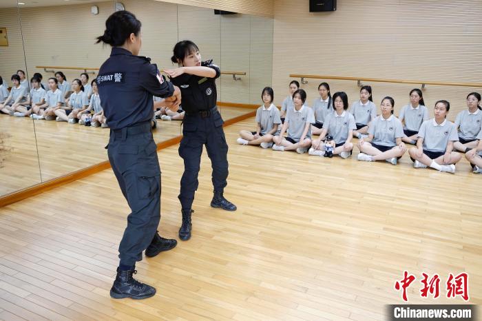 上海：特警女教官、反诈民警联合进校园 筑牢校园安全