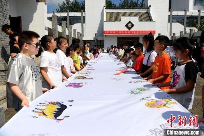 河北武强：300余名孩子手绘百米年画长卷
