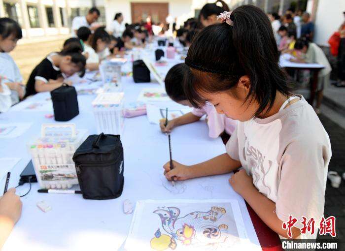河北武强：300余名孩子手绘百米年画长卷