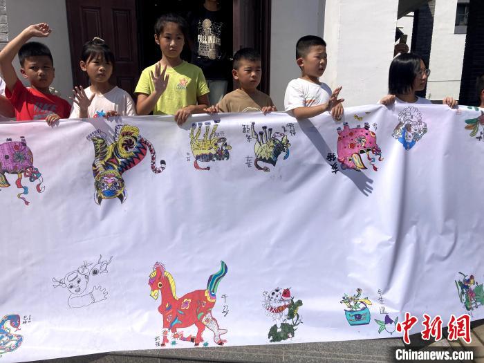 河北武强：300余名孩子手绘百米年画长卷