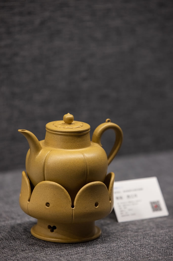嘉德艺术中心展出“紫艺砂心——紫砂新青年五周年回顾展”