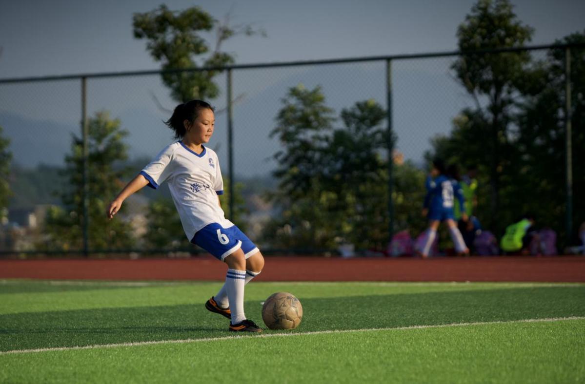 江西大山足球女孩传递杭州亚运火炬 鼓励更多女孩勇敢追梦