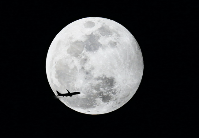 多家航空公司推出“赏月航班”！中秋节“空中赏月” 选座有窍门