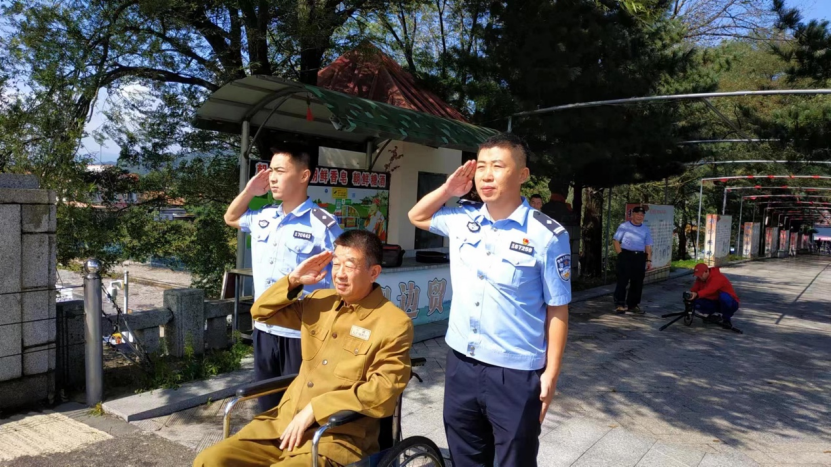 在那桃花盛开的地方，有一位好警官