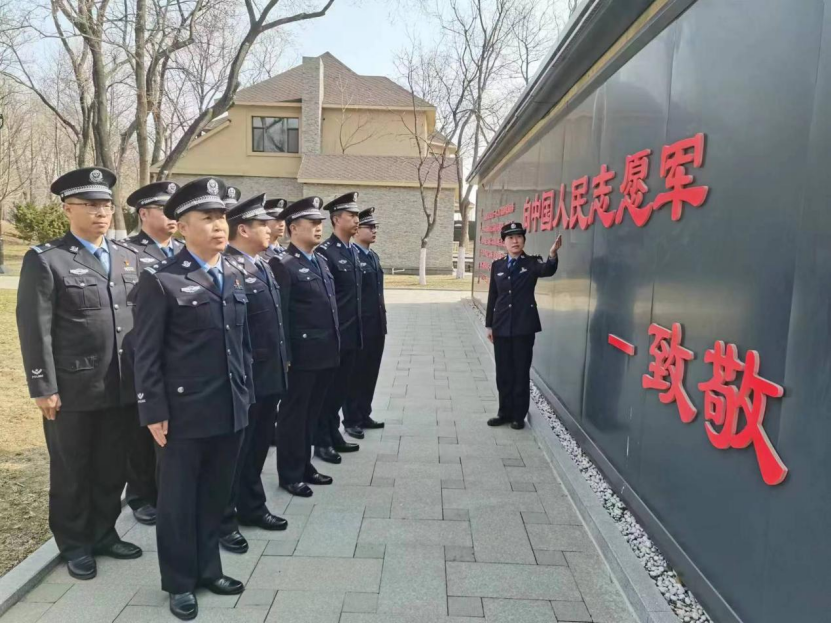 在那桃花盛开的地方，有一位好警官