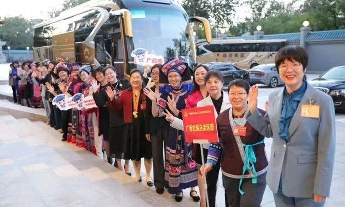  中国妇女十三大各代表团抵京 黄晓薇等在大会驻地迎接