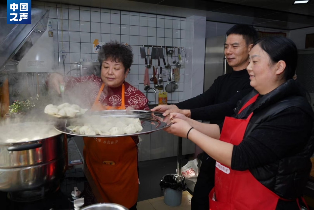 免费提供食宿！ 她是孩子们最好的“常妈妈”