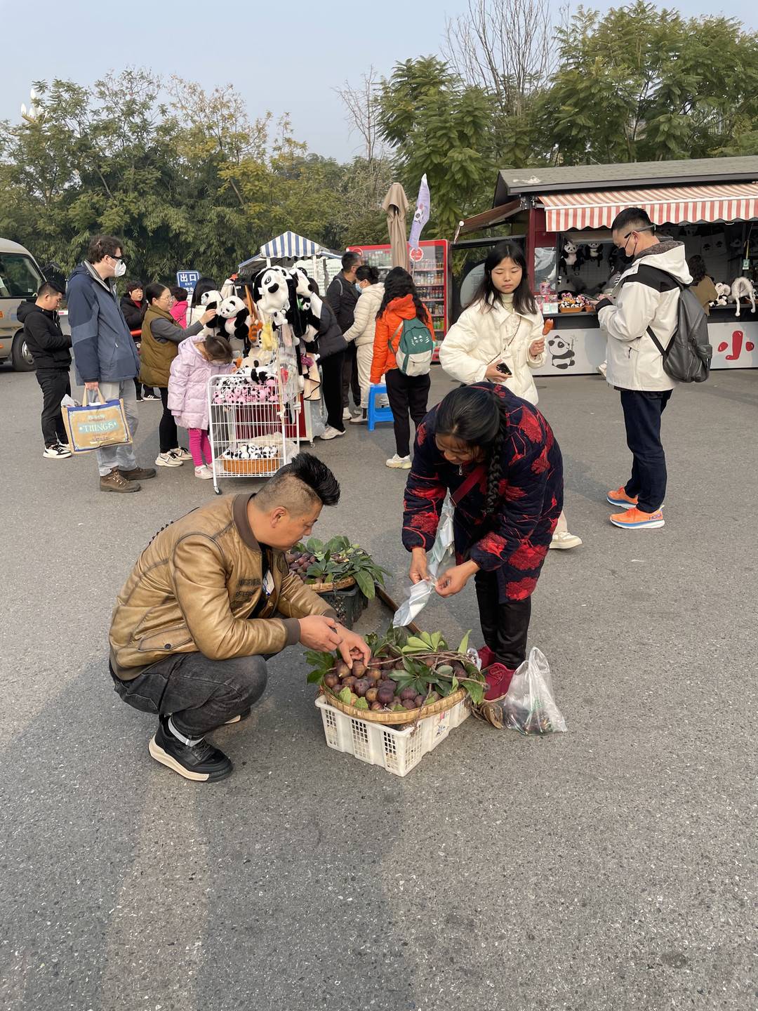 成都嬢嬢流利英语卖水果走红：对爆红很意外 英语靠自学