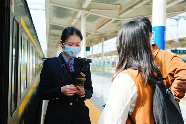 从幕后到台前 看她的“花”样转身