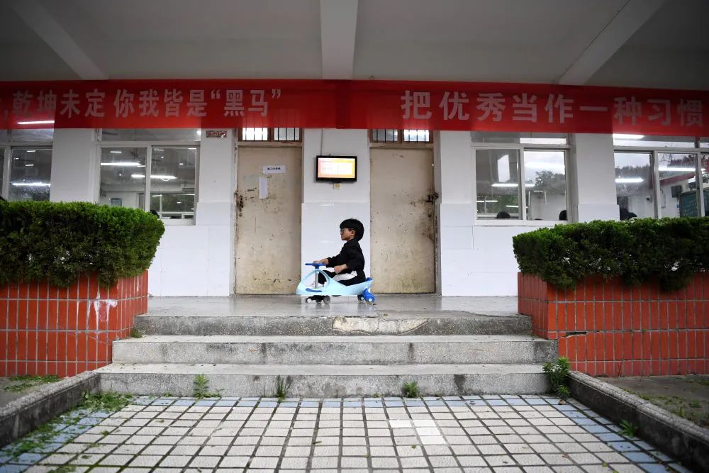 祝贺！那个坐扭扭车的男孩，获奖了！