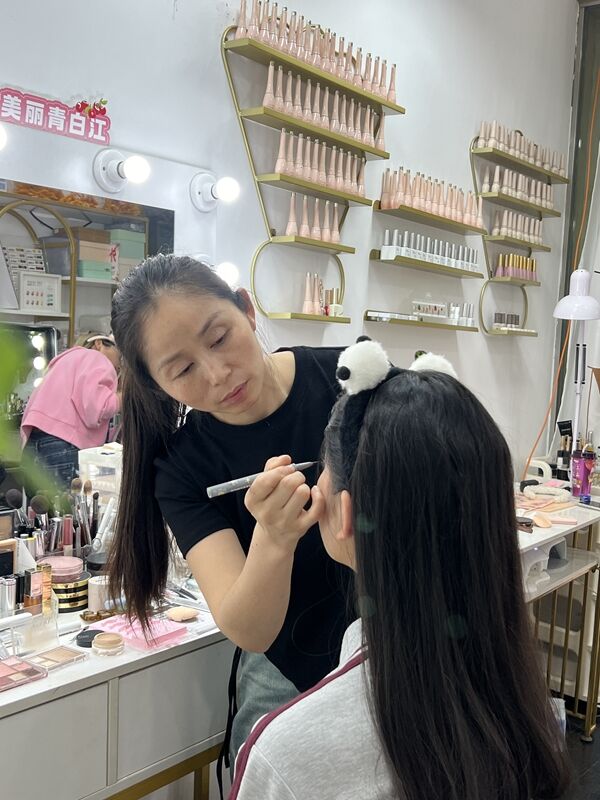 “小镇化妆师”吕柳火了：平凡也能散发光芒