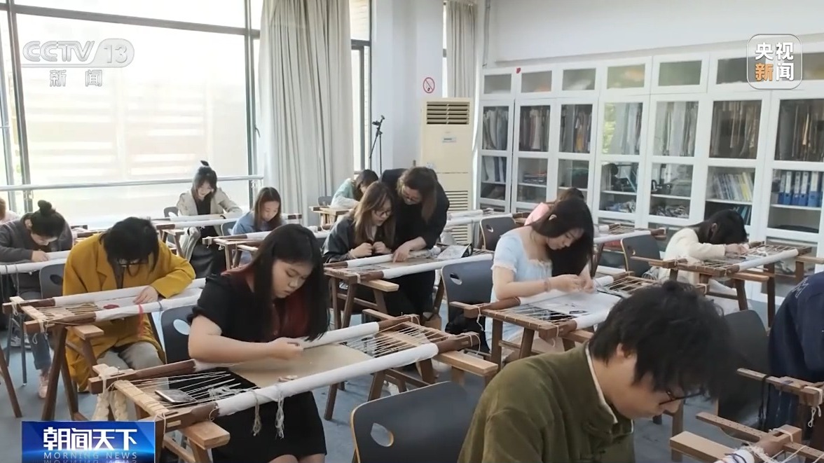 从“手艺人”到“守艺人” 非遗传承如何不“断更”？