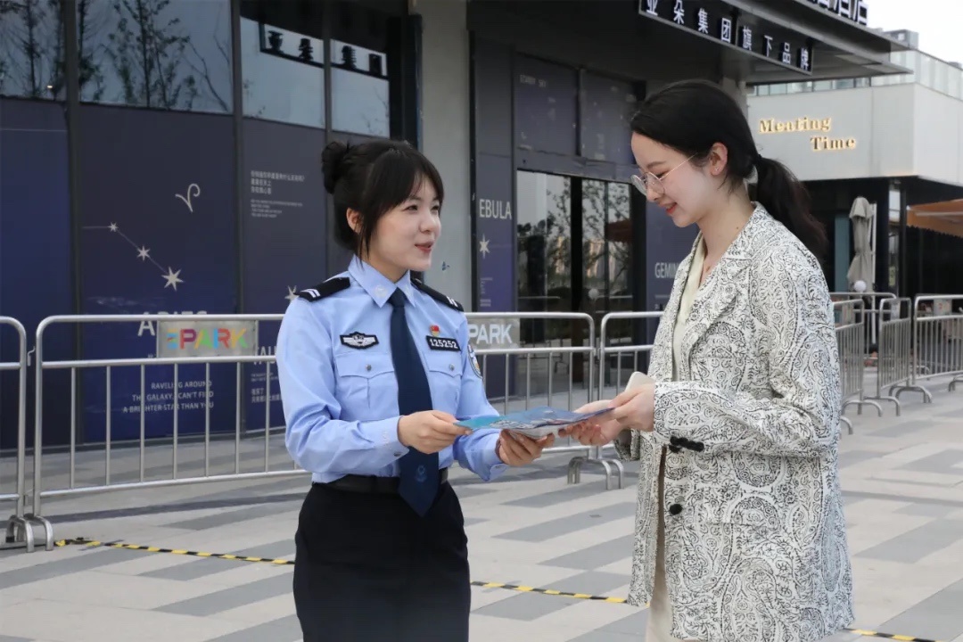 时隔5年，00后女孩重返母校，这一次她的身份是......