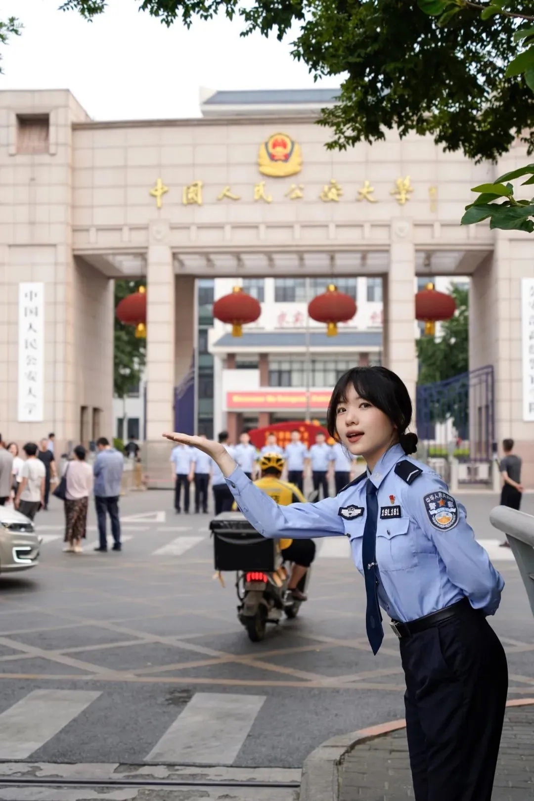 时隔5年，00后女孩重返母校，这一次她的身份是......