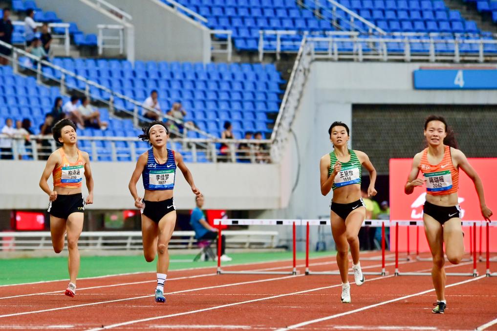全国青少年田径运动会：多位选手加冕“双冠王”