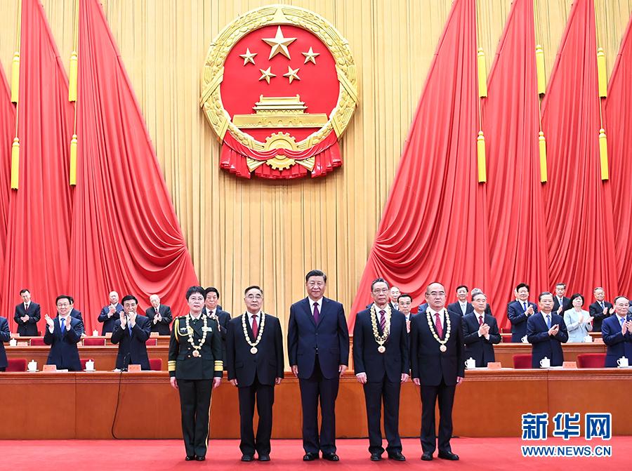 9月8日，全国抗击新冠肺炎疫情表彰大会在北京人民大会堂隆重举行。中共中央总书记、国家主席、中央军委主席习近平向“共和国勋章”获得者钟南山（前排右二），“人民英雄”国家荣誉称号获得者张伯礼（前排左二）、张定宇（前排右一）、陈薇（前排左一）颁授勋章奖章。 新华社记者 谢环驰 摄