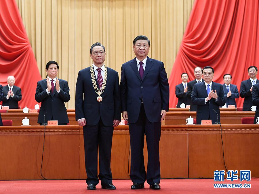 9月8日，全国抗击新冠肺炎疫情表彰大会在北京人民大会堂隆重举行。中共中央总书记、国家主席、中央军委主席习近平向“共和国勋章”获得者钟南山颁授勋章。