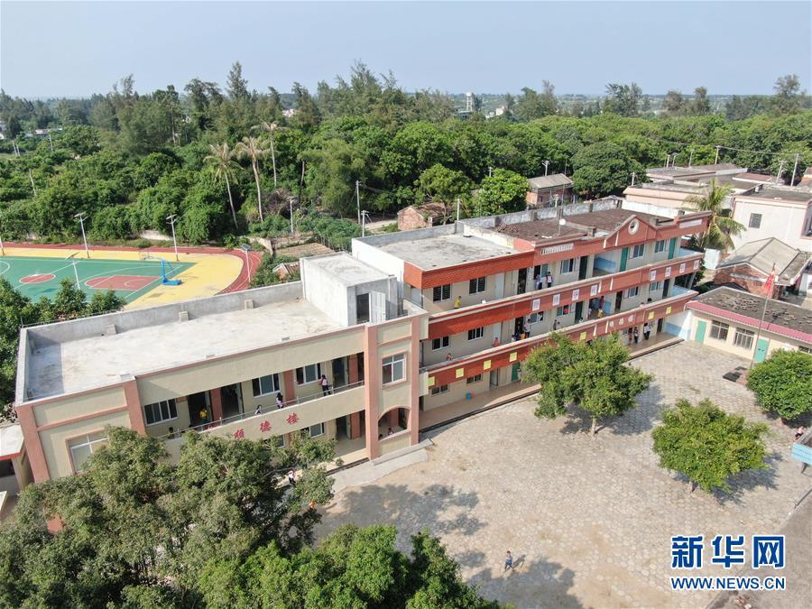 这是林小恋支教的广东徐闻县北莉小学，由佛山顺德帮扶援建了新的教学楼和体育场（9月1日摄，无人机照片）。新华社记者邓华 摄