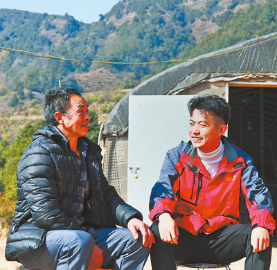 刘锦（右）和村民商量种养殖计划。 　　龚学权摄
