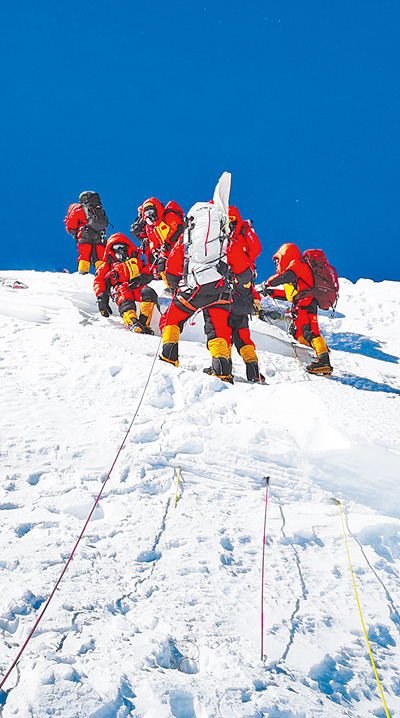 　2020珠峰高程测量登山队成功登顶世界第一高峰珠穆朗玛峰。 　　新华社特约记者 边 巴摄