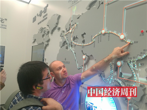 参观过程中,学员间就“一带一路”问题展开讨论。《中国经济周刊》记者 陈一良 摄