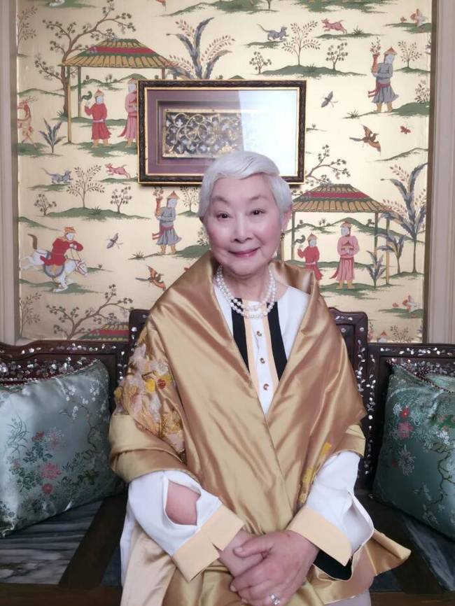 张大千泼彩《翠岭晴云》将拍卖,这幅画卢燕已珍藏多年