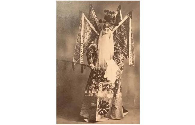 张大千泼彩《翠岭晴云》将拍卖,这幅画卢燕已珍藏多年