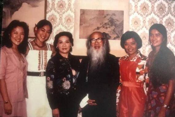 张大千泼彩《翠岭晴云》将拍卖,这幅画卢燕已珍藏多年