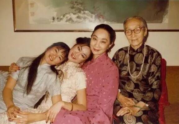 张大千泼彩《翠岭晴云》将拍卖,这幅画卢燕已珍藏多年