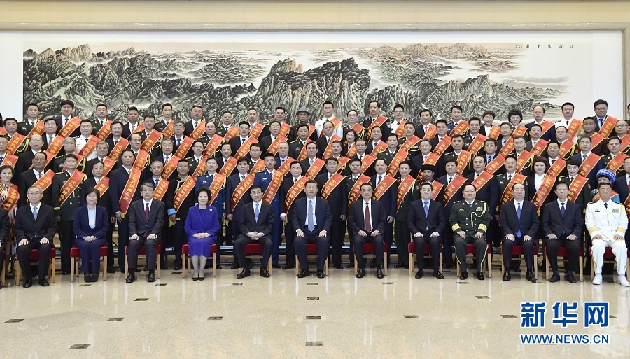 习近平会见全国双拥模范城(县)命名暨双拥模范单位和个人表彰大会代表 李克强参加会见并在表彰大会上讲话 王沪宁参加会见