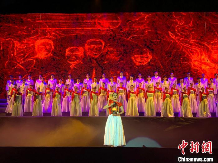 图为表演师生合唱西南联合大学校歌《满江红》。　孙睿摄
