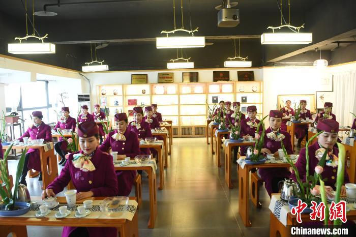 “动妹”在培训学校内学习插花、茶艺。 陈超 摄 “动妹”在培训学校内学习插花、茶艺。 陈超 摄